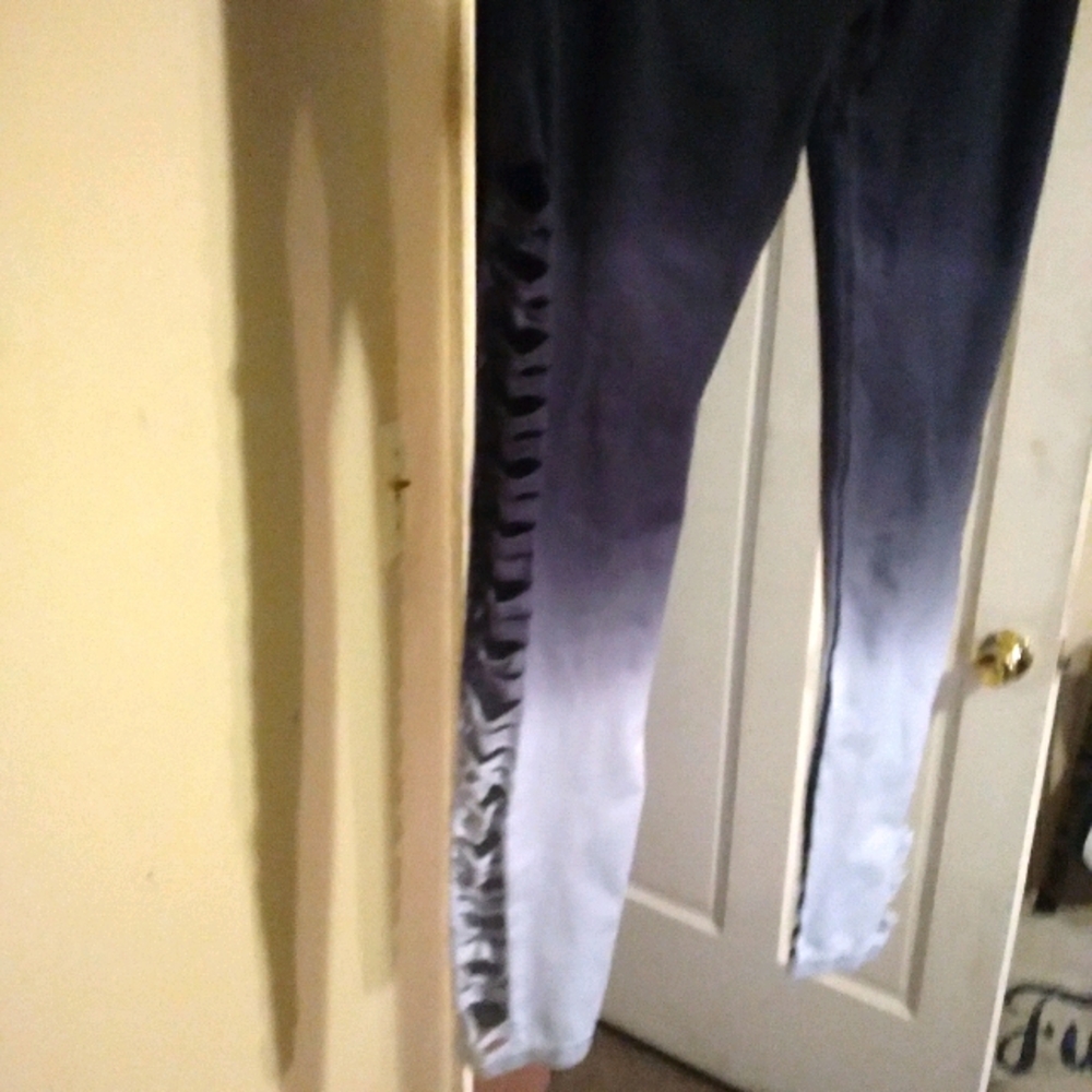 New vs rare cut out leggings medium